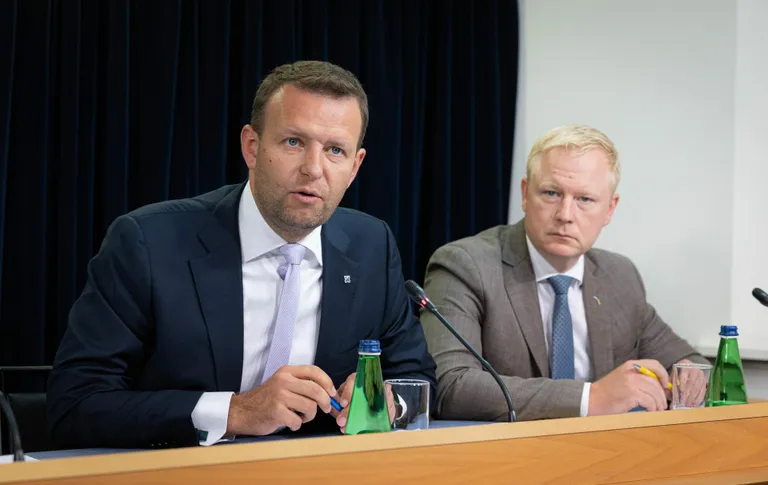 Siseminister Lauri Läänemets (vasakul) on Kaja Kallase kolmandas valitsuses haaranud maksu- ja rahanduspoliitika osas initsitaiivi enda kätte. Rahandusminister Mart Võrklaev (paremal) vaatab toimuvat pealt.
