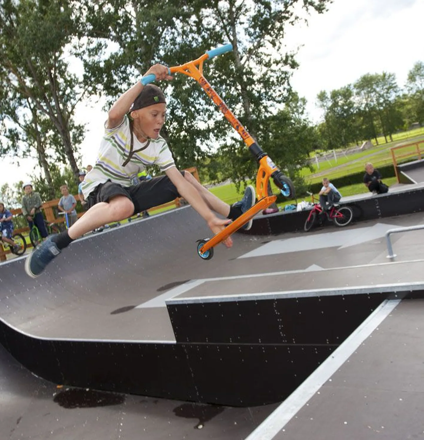 13aastane Aleks Roopa on üks paljudest Kunda noortest, kes uue skate-pargi võimalusi usinalt ära kasutavad.