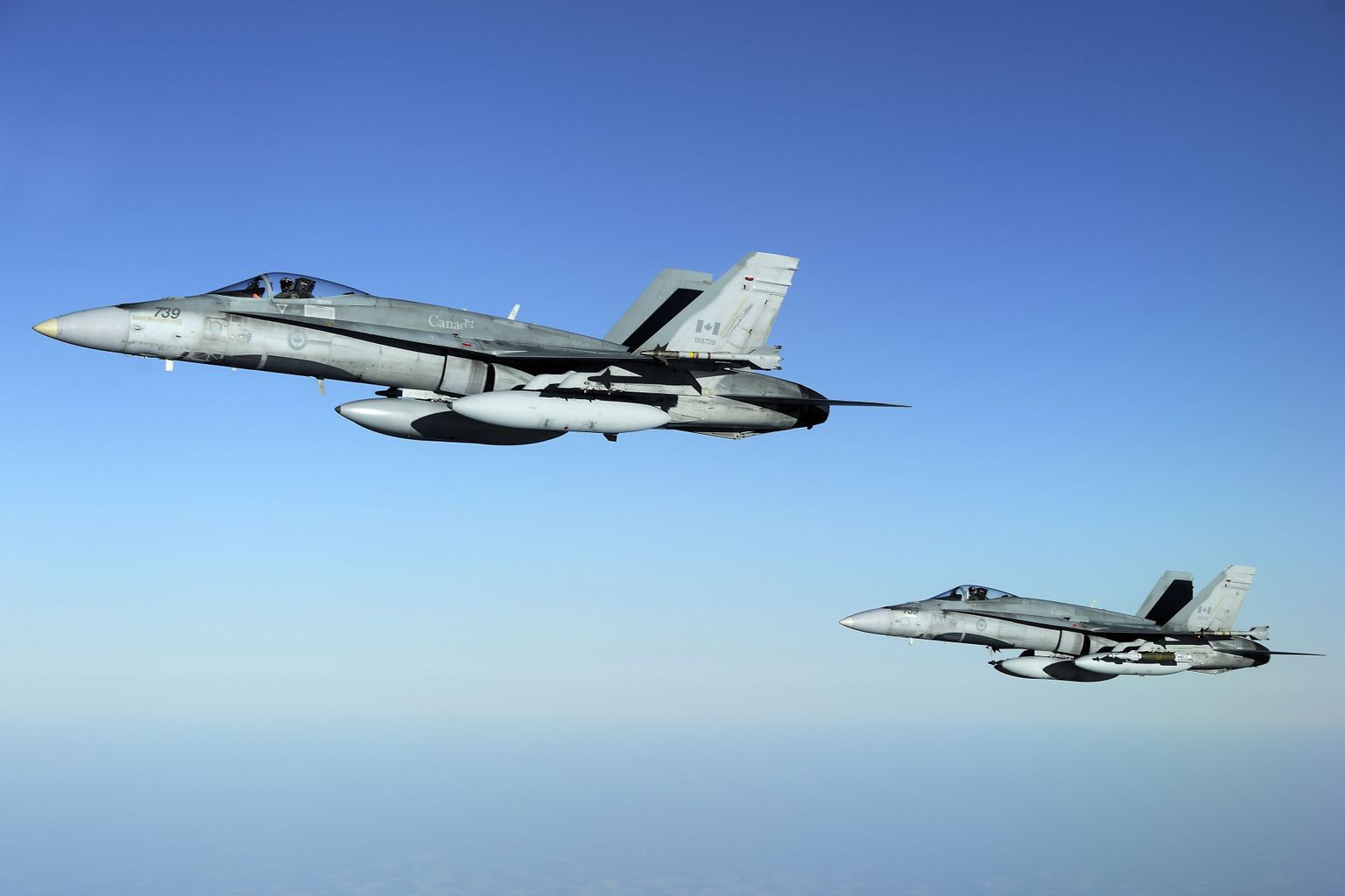 Kaks Kanada õhujõudude Hornet hävituslennukit