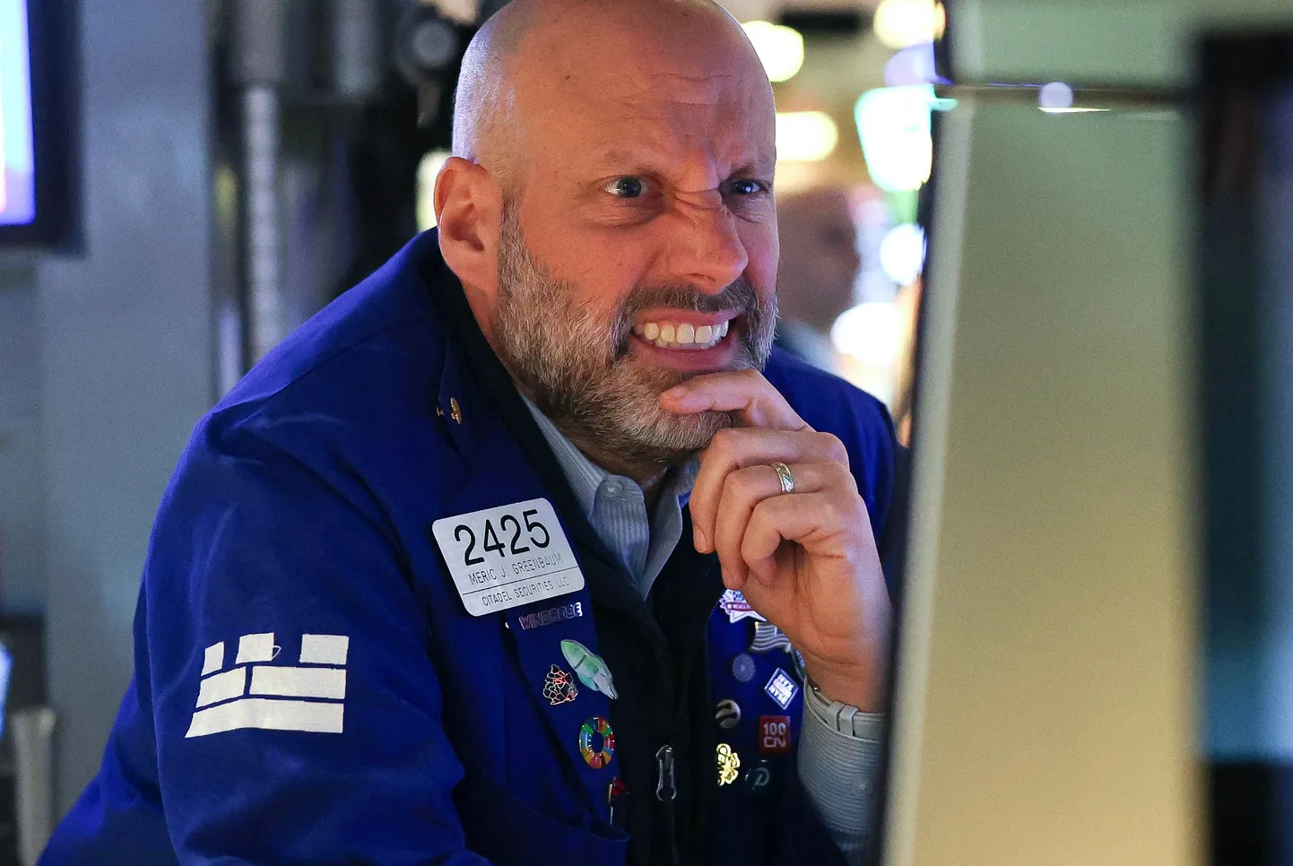 Kaupleja New York Stock Exchange (NYSE) avakella ajal kauplemispõrandal New York City, on April 7, 2025.