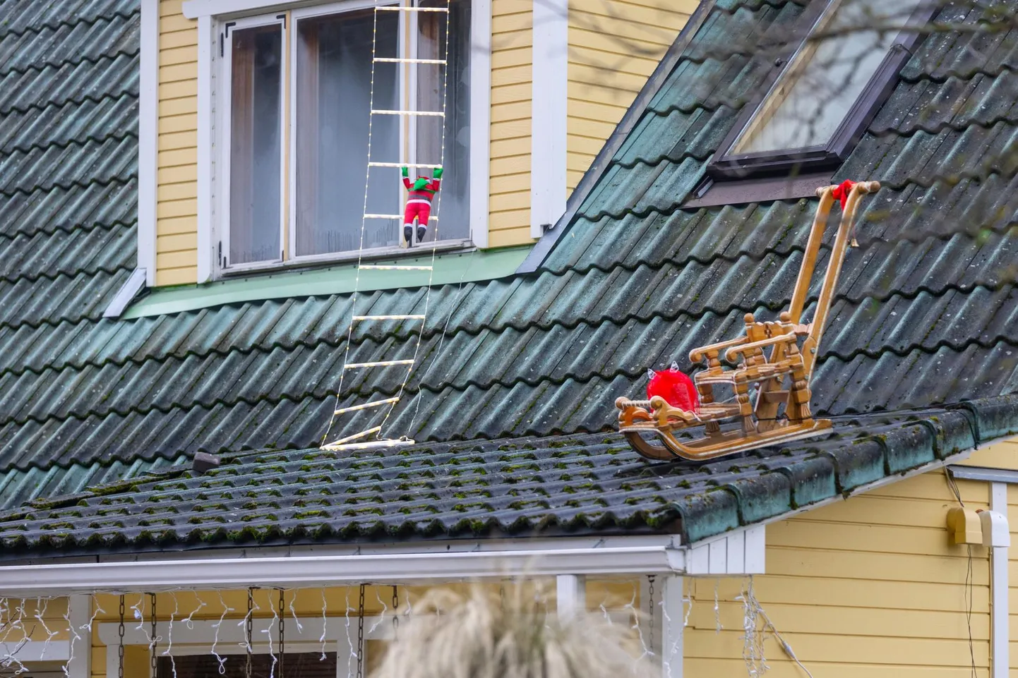 Jõuluvana on puhkama läinud, päkapikk askeldab edasi.