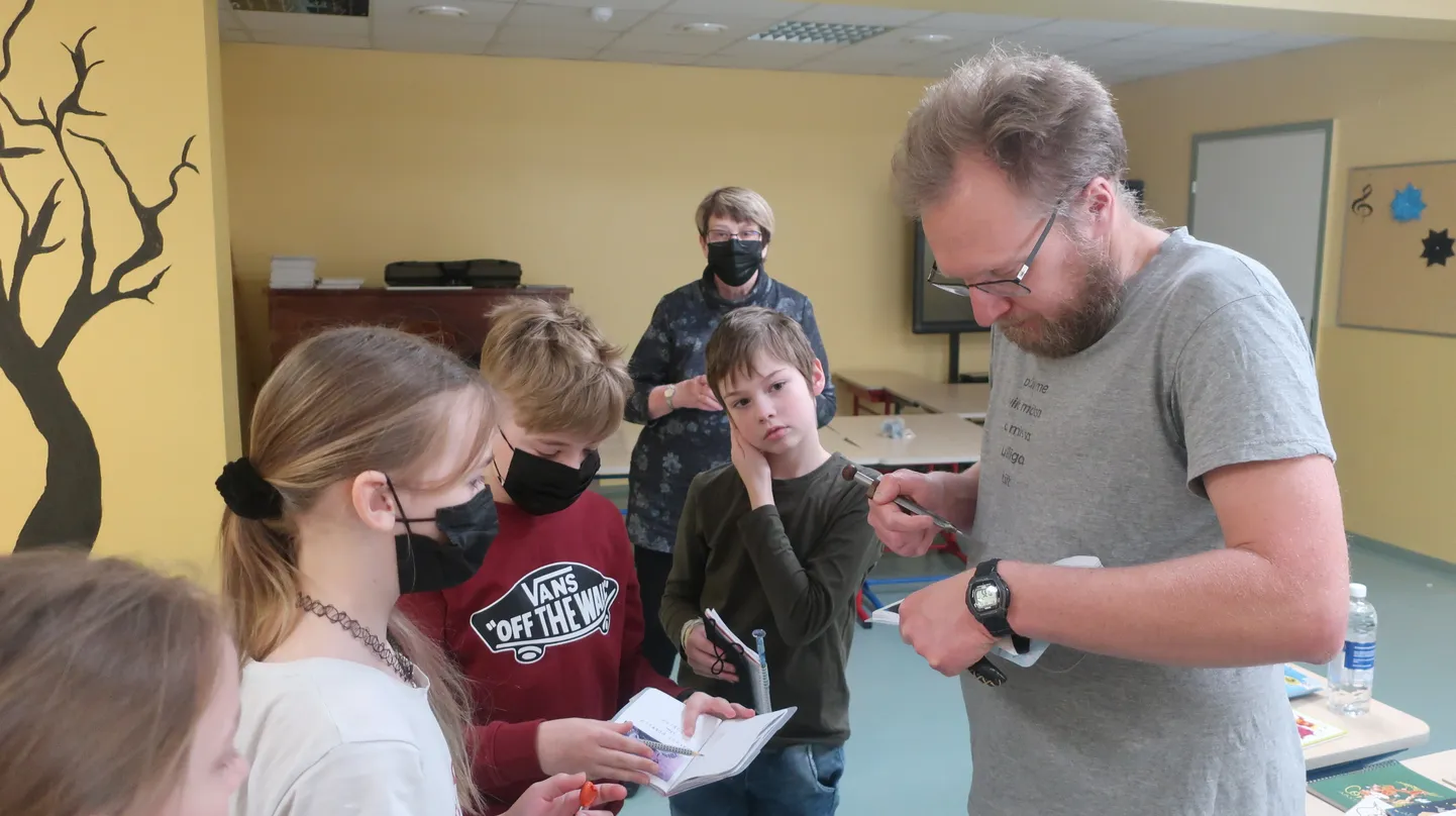 Vastse-Kuuste kooli õpilastele jagas Contra pärast kohtumist autogramme.