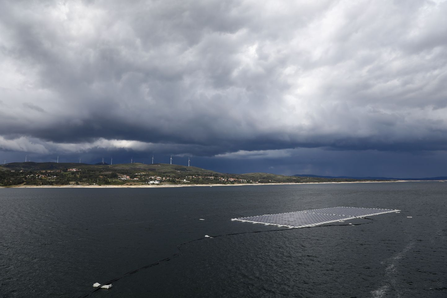Portugali pilvine sügistaevas Rabagão jõele paigaldatud päikesepaneelide kohal 22. septembril 2021.