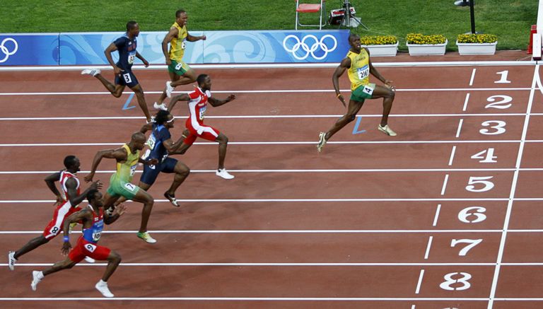 Useins Bolts neilgi pirms finiša 2008. gada Pekinas olimpisko spēļu finālskrējienā 100 metru distancē.