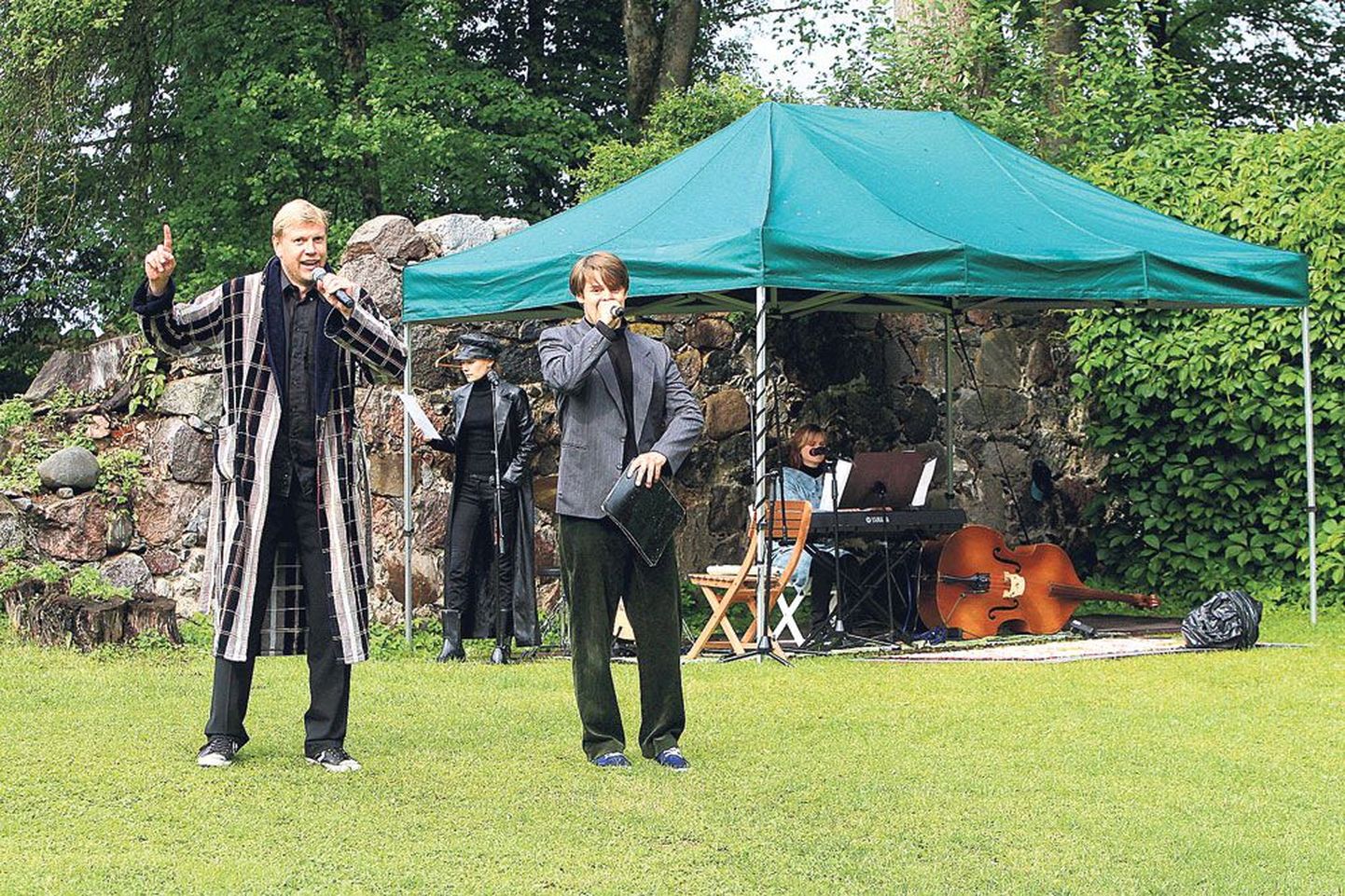 Tanel Jonas (vasakult), Maria Soomets, Priit Strandberg ja Ele Sonn esitavad laulu aatomipommist.