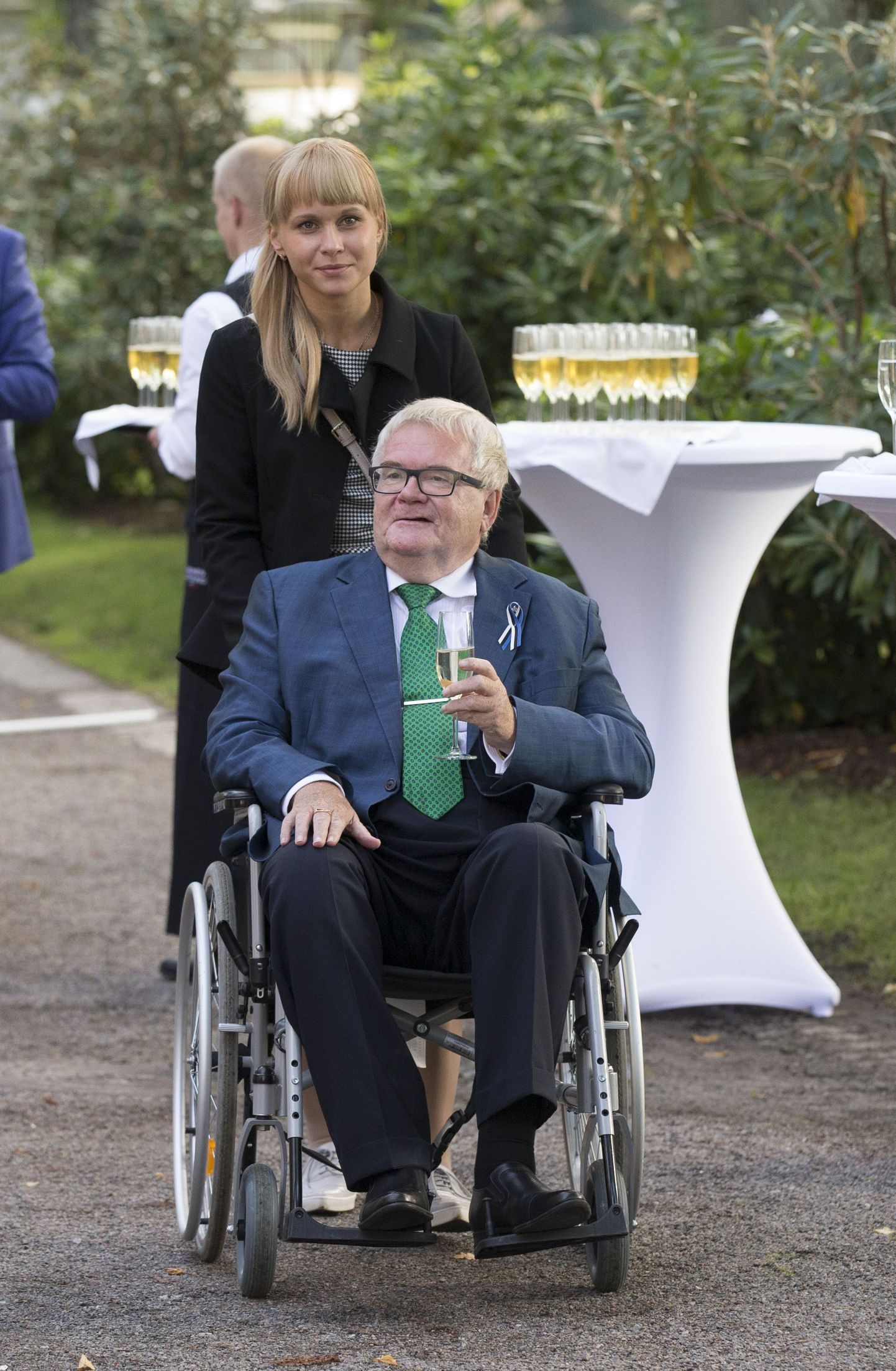 Edgar Savisaar president Toomas Hendrik Ilvese vastuvõtul Kadrioru roosiaias Eesti taasisesisvumise 25. aastapäeval.