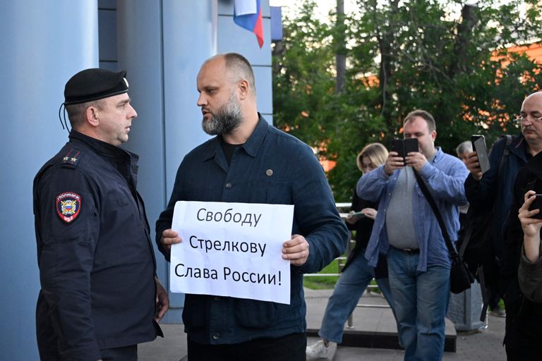 Активист Павел Губарев в одиночном пикете против ареста Игоря Гиркина (Стрелкова) 21 июля 2023.