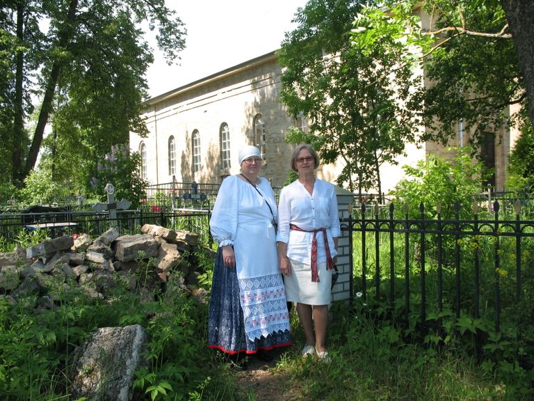 Skuoritsa kiriku juures. Vasakul Maria Abramova, paremal Leili Soovere.