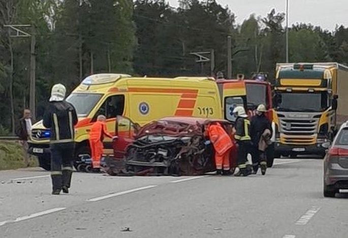 На дорогах: Porsche задавил пешехода; тяжелая авария на Таллинском шоссе (видео)