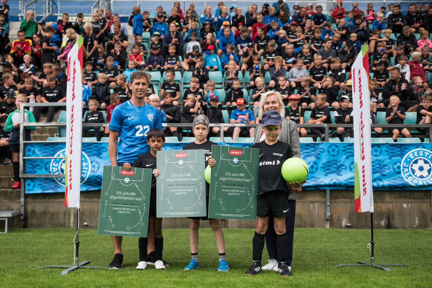 Noor Antsla jalgpallihuviline Mikk Matteus Rattus (keskel) kuulus kolme stipendiumisaaja hulka.