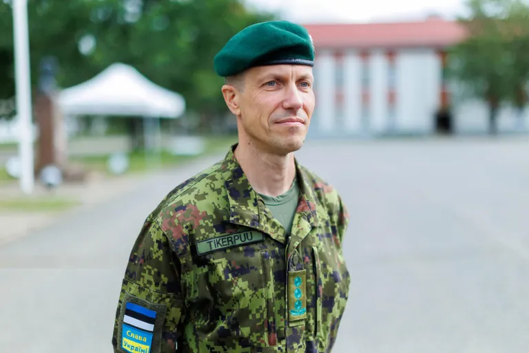 2. jalaväebrigaadi ülem kolonel Mati Tikerpuu sõnul on pime käsutäitmine sõjas pigem erand ning ajateenistuses peab võitleja õppima sõda paremini mõistma.