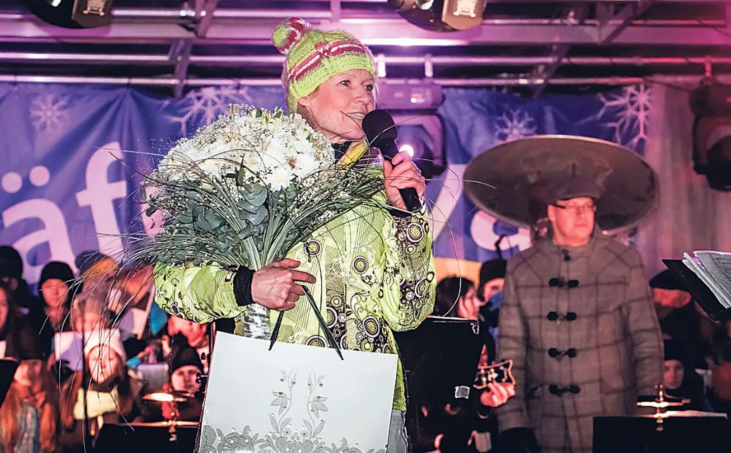 IRLi naiskogu esinaine Annely Akkermann üllatas jääfestivali korraldustoimkonna juhti Piret Hallik-Sassi, andes talle üle aasta naisettevõtja tunnistuse.