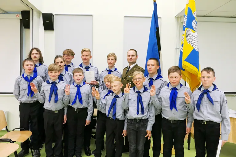 Noorte kotkaste Harju malevapealik veebel Allan Saukas noorkotkastega pidulikul koondusel.