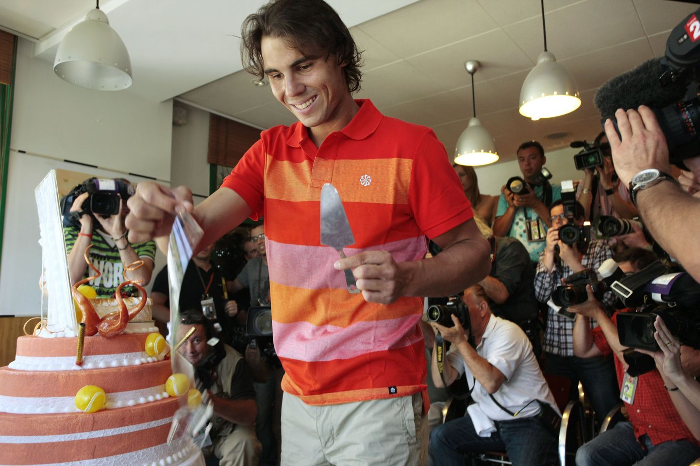 Rafael Nadal torti lahti lõikamas.