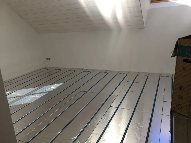 Teise korruse põrandaküttetorud Tycroc plaatide sees