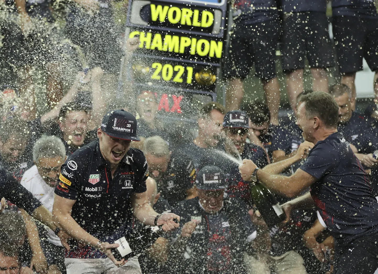 Max Verstappen (vasakul) tähistamas koos meeskonnaga mullust MM-tiitlit. Tuleval esmaspäeval selgub, kas too pidu võis toimuda asjatult.