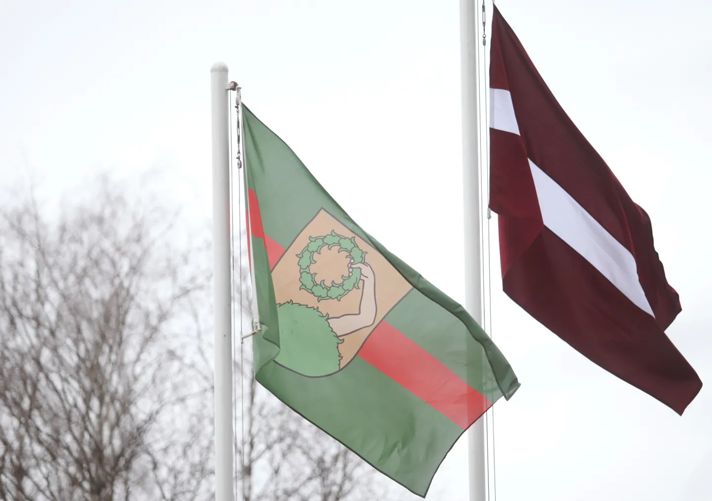 Флаг Талси и флаг Латвии
