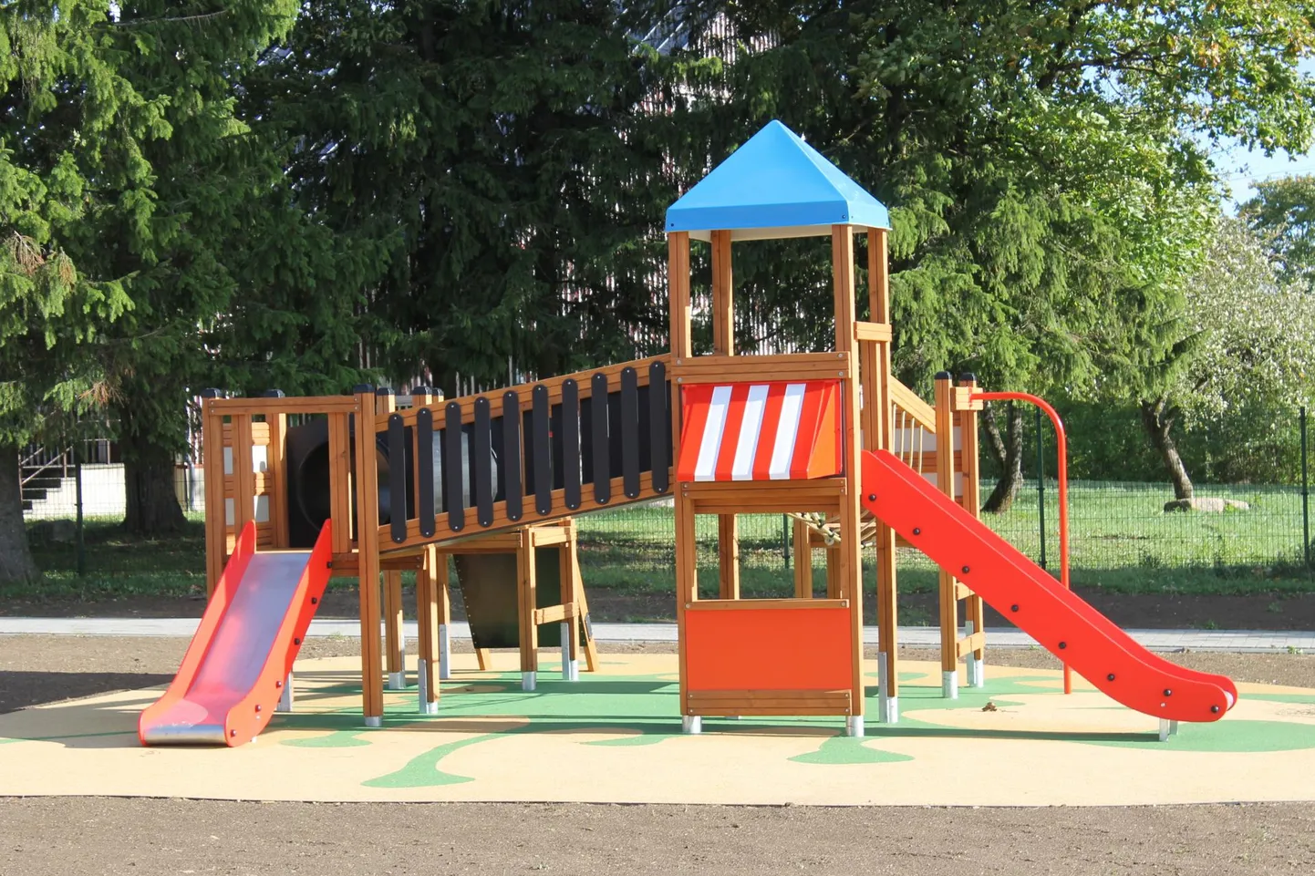 Koduhoiu korraldamine on Pärnu abilinnapea Varje Tipu sõnutsi peredele märksa kulukam võrreldes kohatasuga linna lasteaedades.