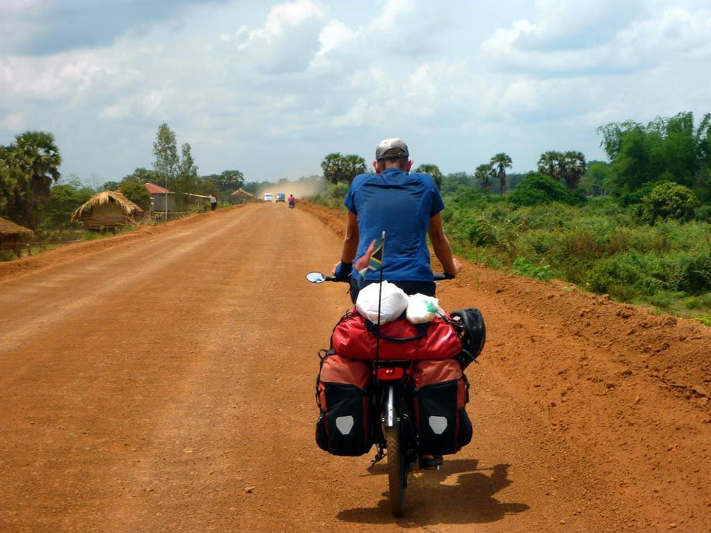 Pikal teekonnal on vaheldunud ilm ja maastik. See Kambodža tee viib Chhlongi, endisesse prantslaste koloniaallinna.
