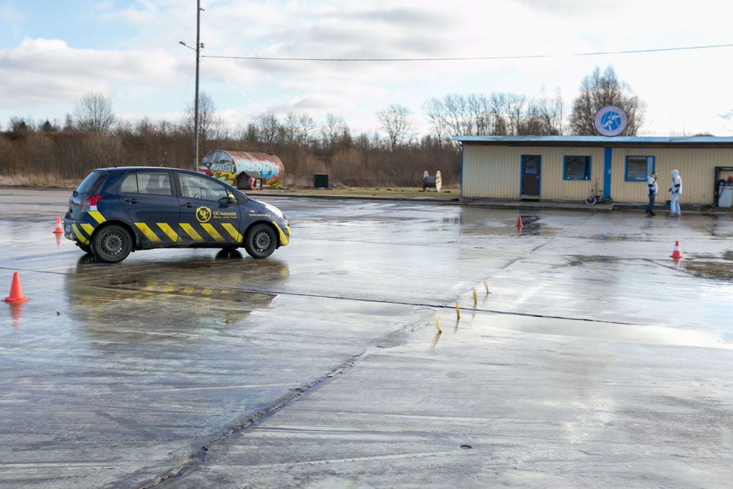 OÜ Autosõit valduses olev Raadi libedasõidurada on Tartu ümbruse ainus, eilegi harjutati seal usinalt.
