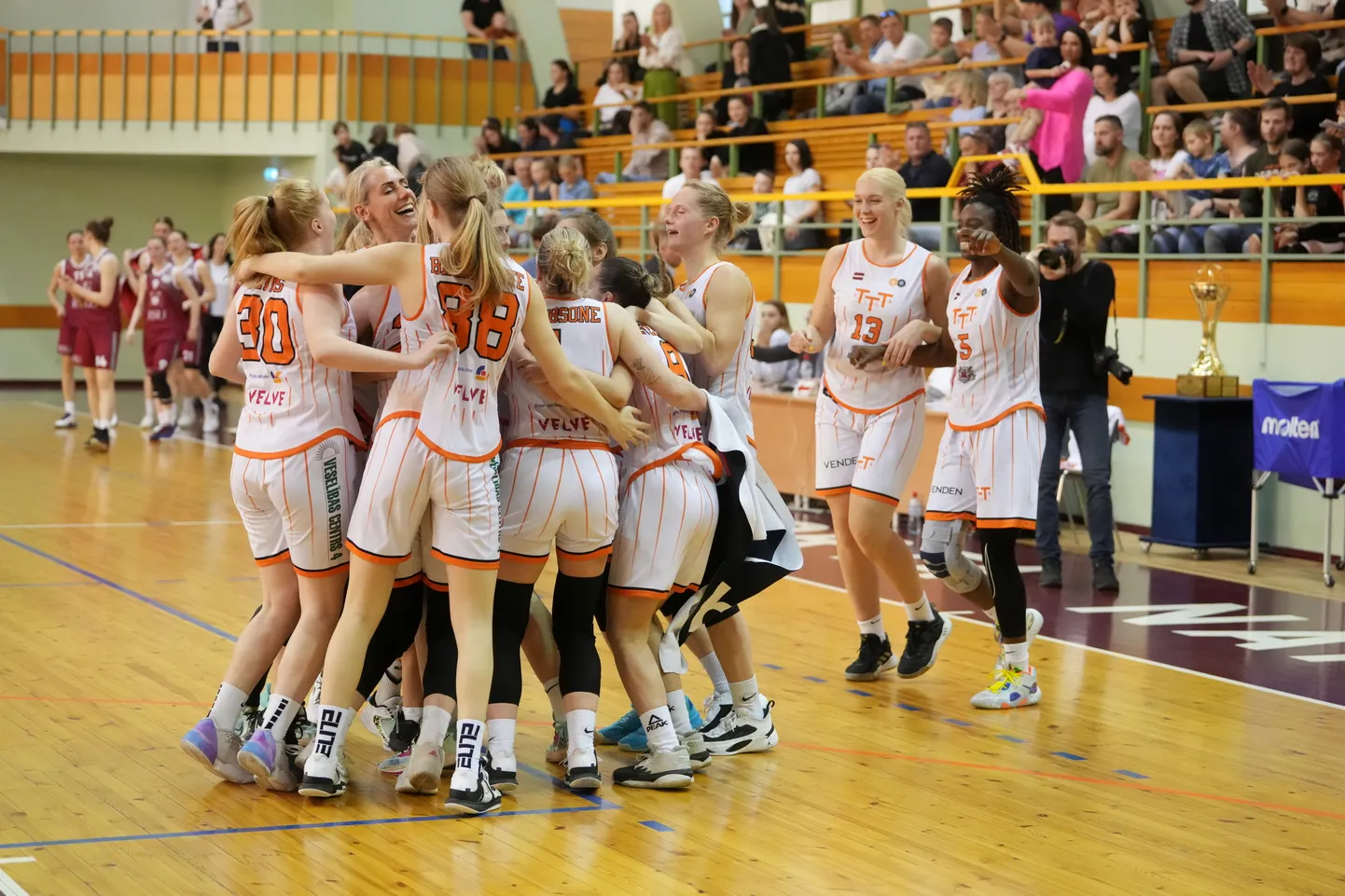 "TTT Rīga" basketbolistes pēc uzvaras "Pullman" Latvijas sieviešu basketbola čempionāta finālsērijas spēlē starp "TTT Rīga" un ''RSU''.
