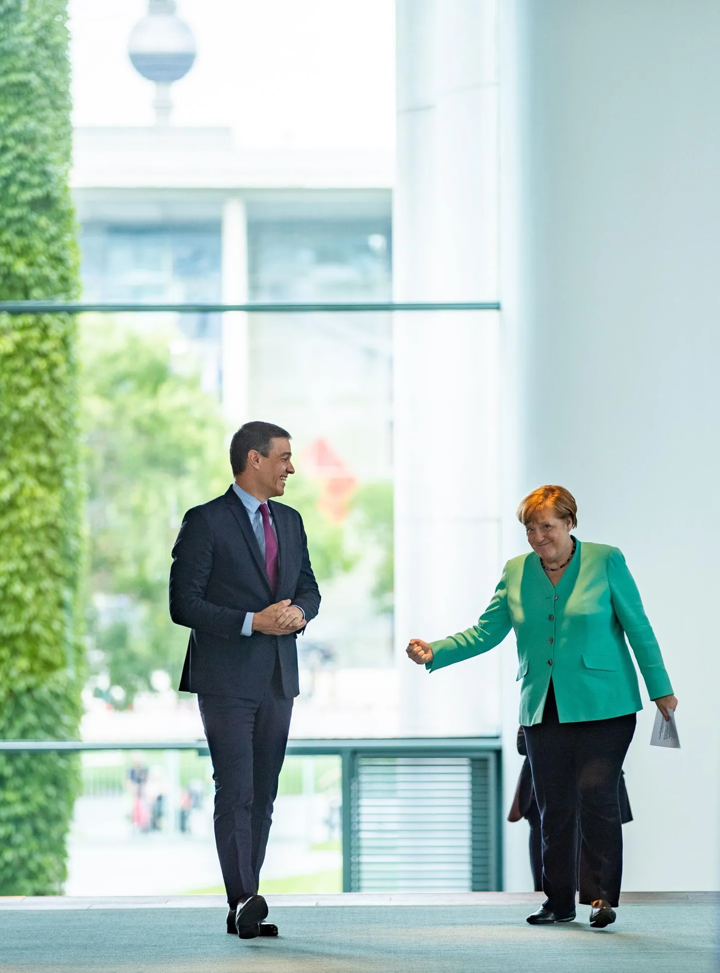 Saksamaa liidukantsler Angela Merkel (paremal) lubas teisipäeval Berliini külastanud Hispaania valitsusjuhile Pedro Sánchezele, et taaskäivitusfondi ei vähendata. 