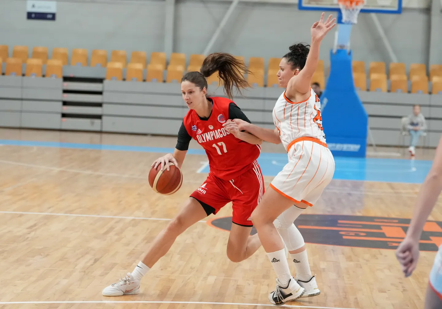Grieķijas "Olympiacos SFP" spēlētāja Kristīne Vītola (no kreisās) un "TTT Rīga" spēlētāja Margo Klavo  FIBA Sieviešu Eiropas kausa izslēgšanas turnīra spēlē starp "TTT Rīga" un Grieķijas "Olympiacos SFP" komandām "Rimi" Olimpiskajā centrā.