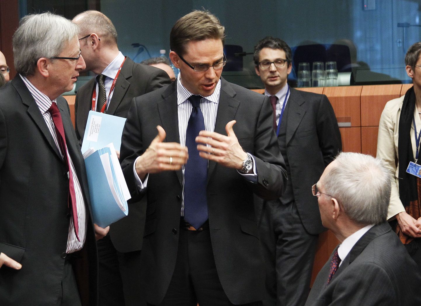 Endine Soome peaminister ja praeguse Euroopa Komisjoni asepresident Jyrki Katainen (keskel) on Junckeri (vasakul) investeerimiskava peamine eestkõneleja.