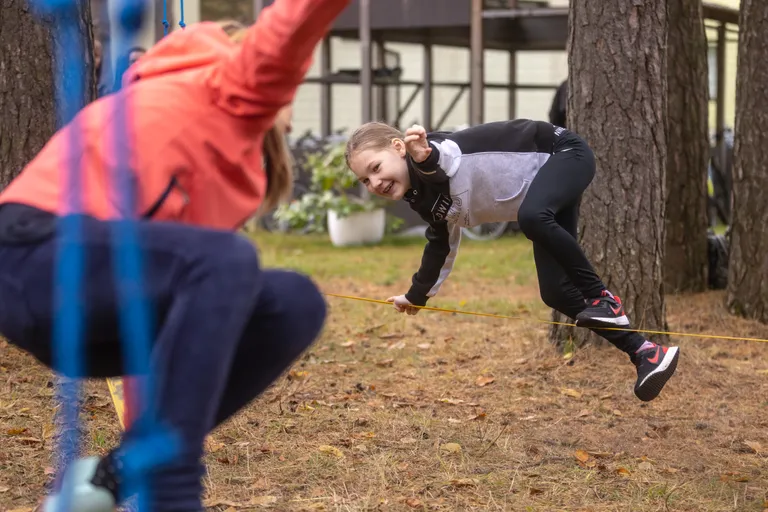 Siin tuleb tasakaalu hoida nii, et nööril on vastaskäsi ja vastasjalg. Sellises poosis tuleb ennast hoida, kuni tasakaal kaob. Ka siin saab teistega mõõtu võtta ja vaadata, kes kauem vastu peab.