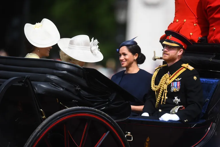 Prints Harry, Sussexi hertsoginna Meghan, Cambridge'i hertsoginna Catherine (seljaga) ja Cornwalli hertsoginna Camilla (seljaga) Trooping the Colour paraadil