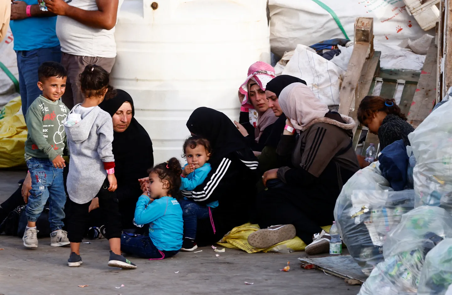 Merelt päästetud põgenikud Itaalias Lampedusa saarel septembris.
