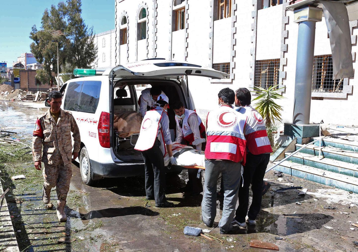 This photo provided by Yemen's Defense Ministry shows paramedics loading a victim into an ambulance after an explosion at the Defense Ministry complex in Sanaa, Yemen, Thursday, Dec. 5, 2013. A suicide car bomber struck Yemen's Defense Ministry Thursday, killing more than a dozen soldiers and paving the way for a carload of gunmen wearing army uniforms to storm the heavily guarded compound in the capital of Sanaa, military and hospital officials said. (AP Photo/Yemen Defense Ministry) / TT / kod 436