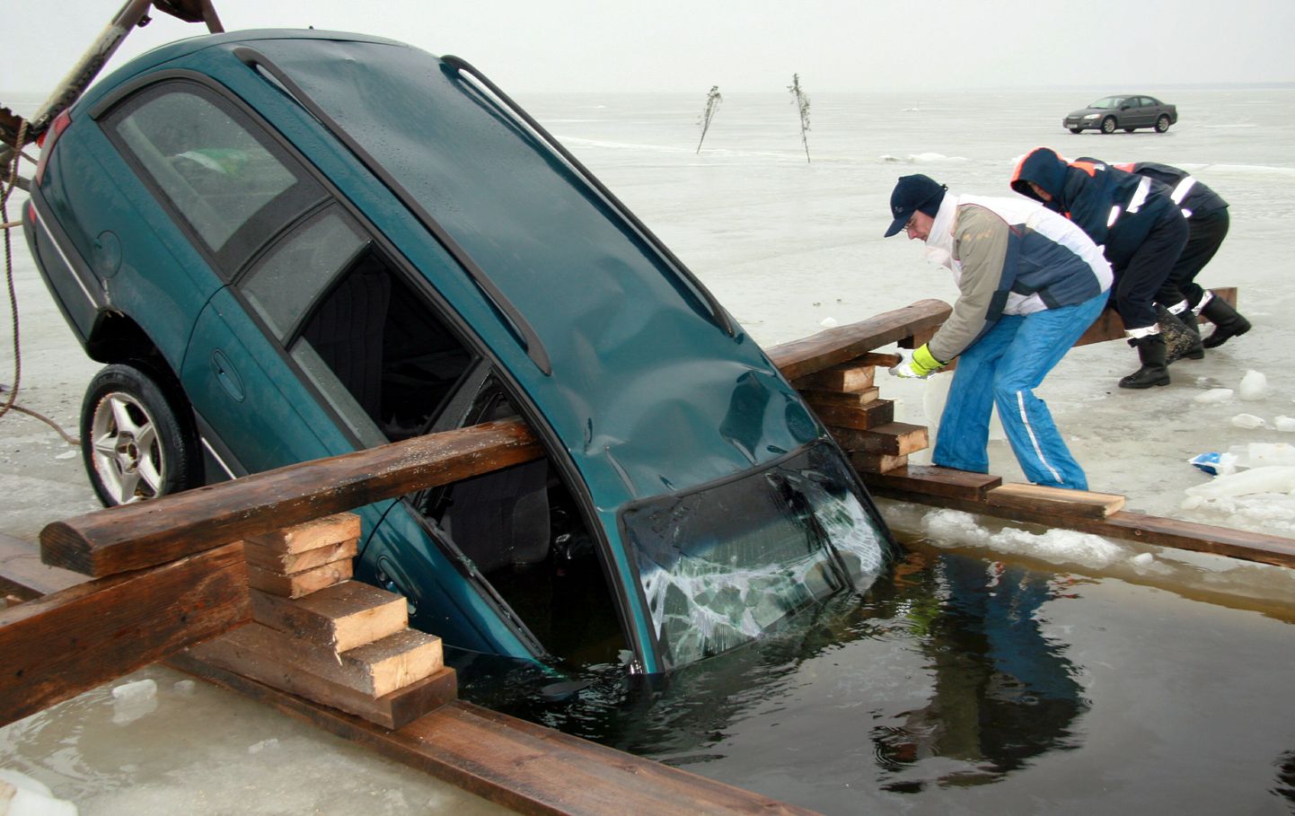 Pildil on läbi jää vajunud auto väljatõstmine Kihnu jääteel 2007. aasta märtsis.
