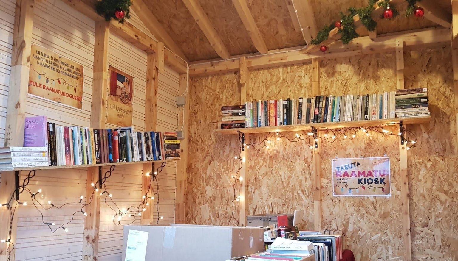 Lääne-Virumaa keskraamatukogu avas Rakvere jõuluväljaku veeres "Tasuta raamatu kioski".