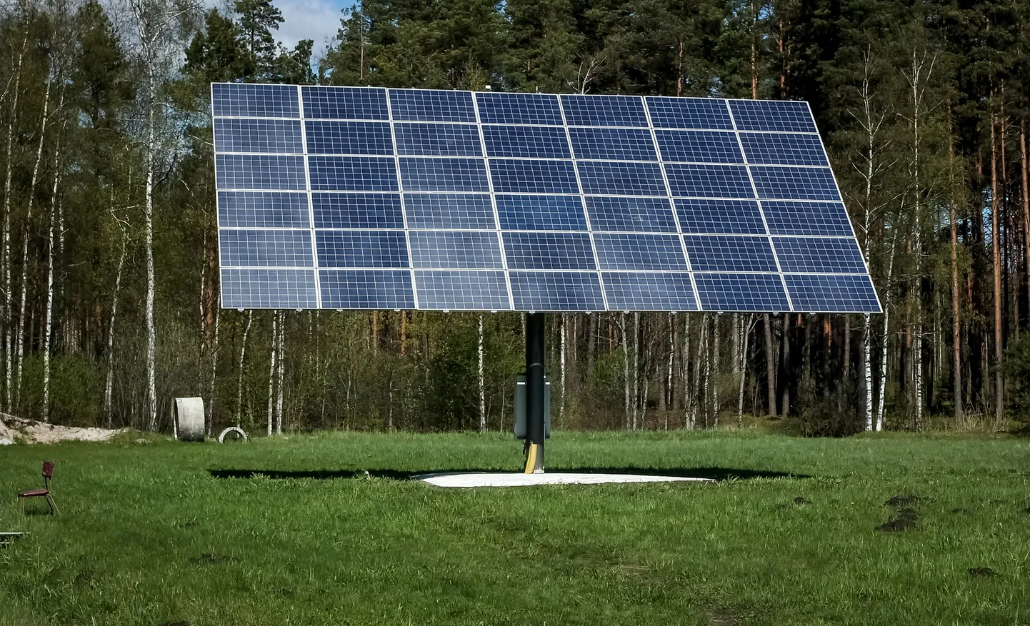 Päikesepaneelid ei pea alati katusel asuma. Pärnumaal Audru vallas 
tegutsev väikeettevõtja Peeter Viik meisterdas eelmisel aastal posti 
otsas pöörleva päikesepüüdja.