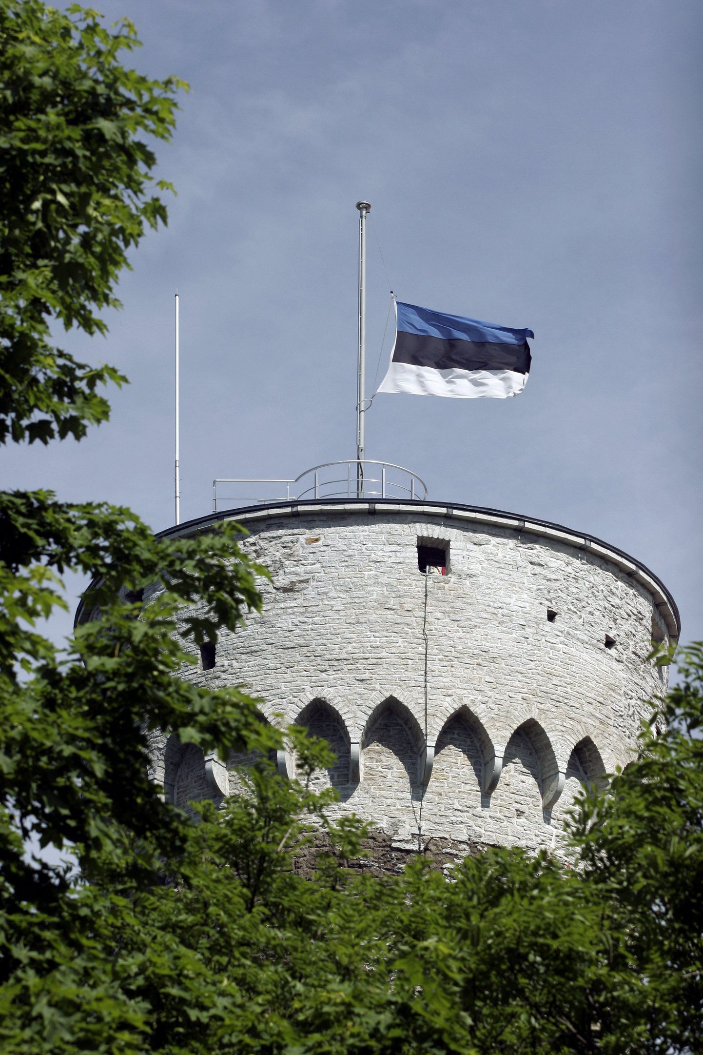 Hulga tuntud kultuuritegelaste arvates langetatakse Eesti lippu sobimatu saksa õllelaulu helide saatel.