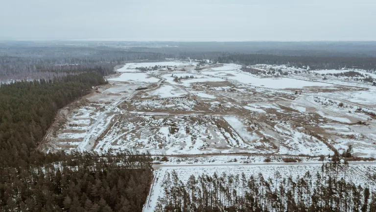 Lõhkematerjalitehase tarvis valitud karjäär paikneb tiheasustusalast eemal, samal ajal on seal kaevanduse tõttu juba olemas taristu ehk juurdepääsuteed ja elektriühendus.