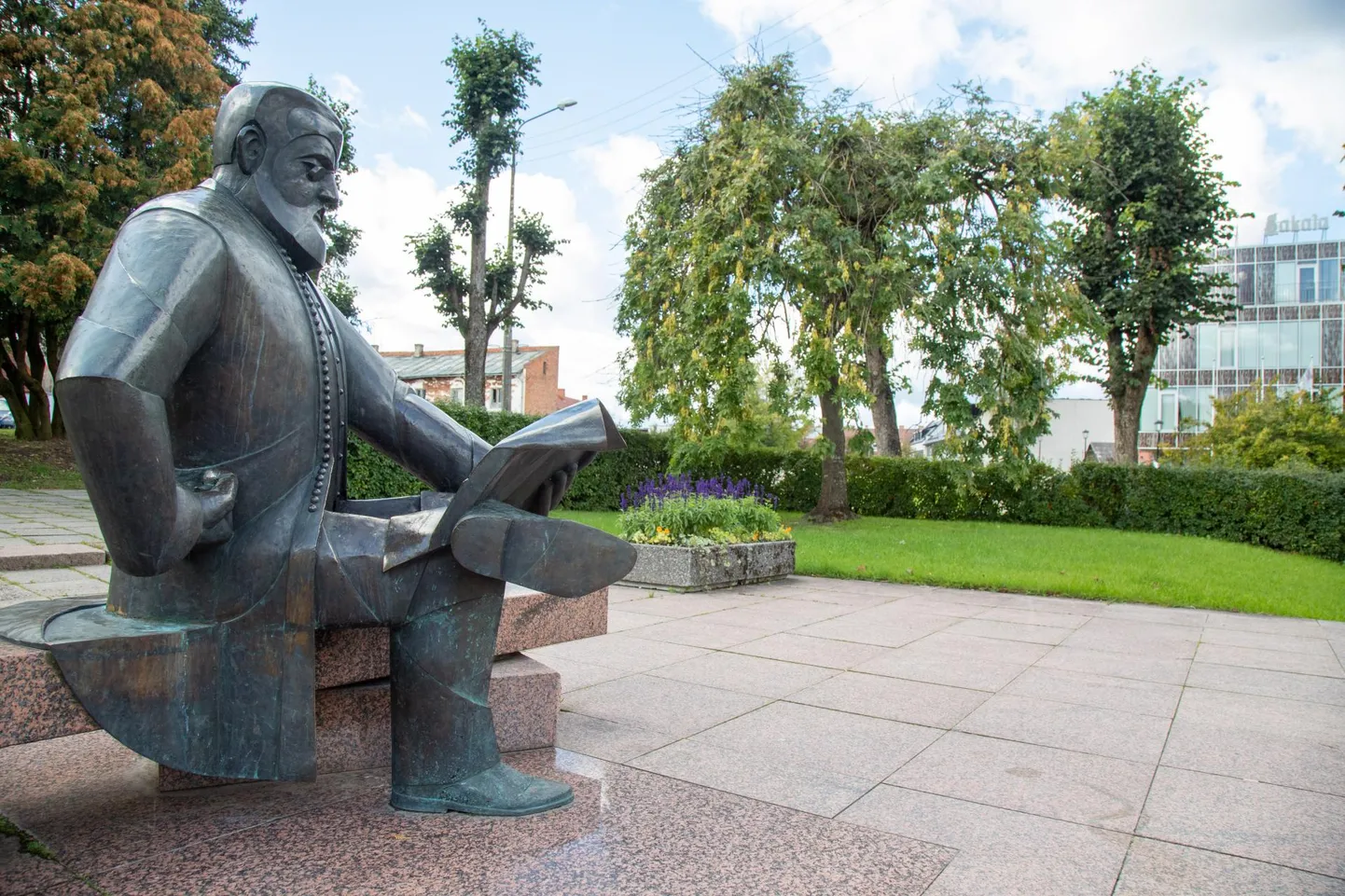 Carl Robert Jakobsoni monument Viljandis.