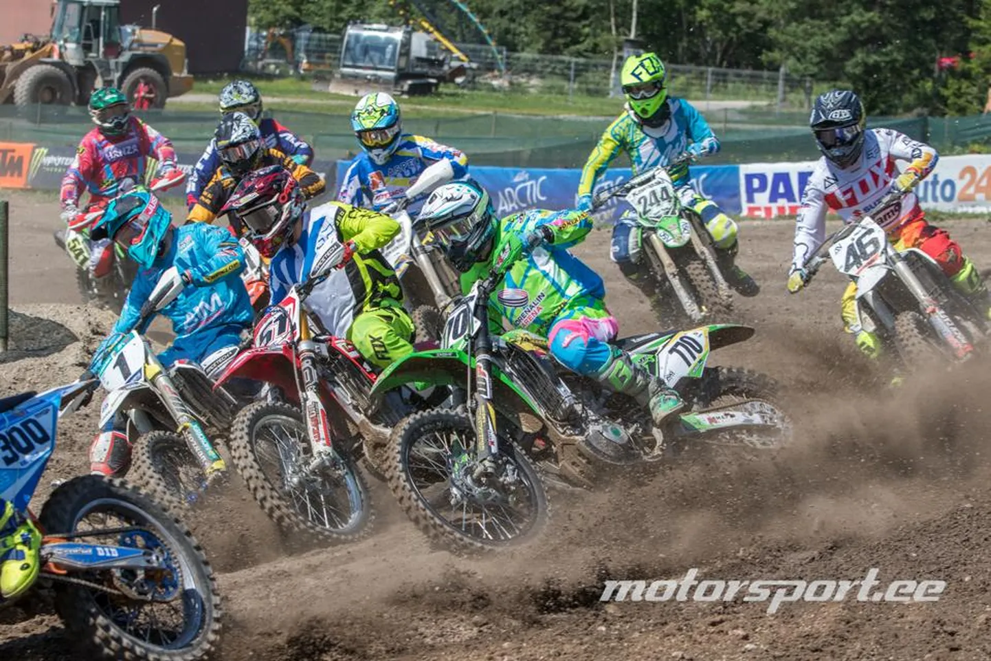 MXA-klassi eliitsõitjad sööstavad rajale.