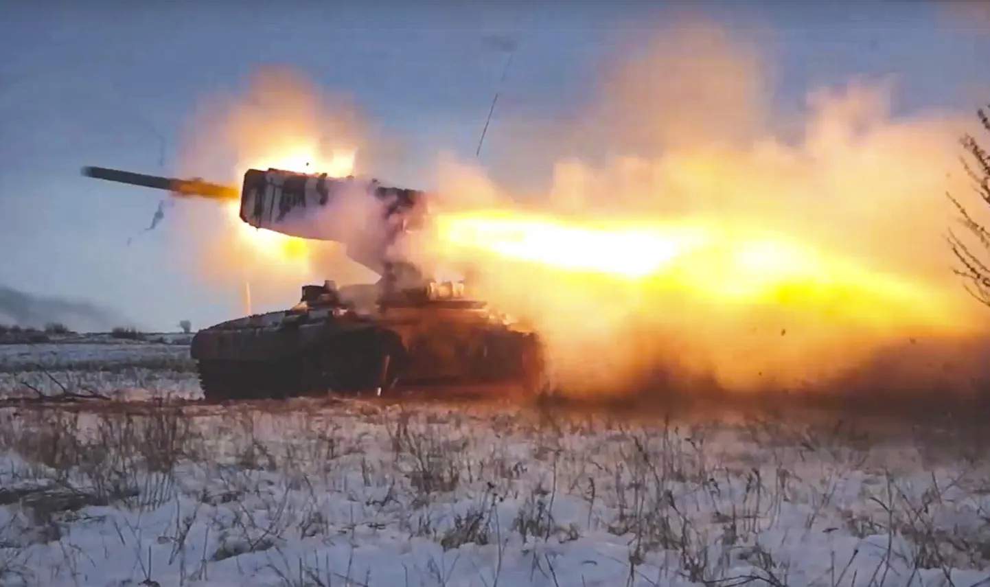 Venemaa kaitseministeeriumi avaldatud foto 16. detsembril 2021 raske leegiheitja süsteemist ehk TOS-1 Buratino kasutamisest õppustel Orenburgis. CNN-i andmetel on TOS-1  ja TOS-1A-d Ukraina piiri lähedal