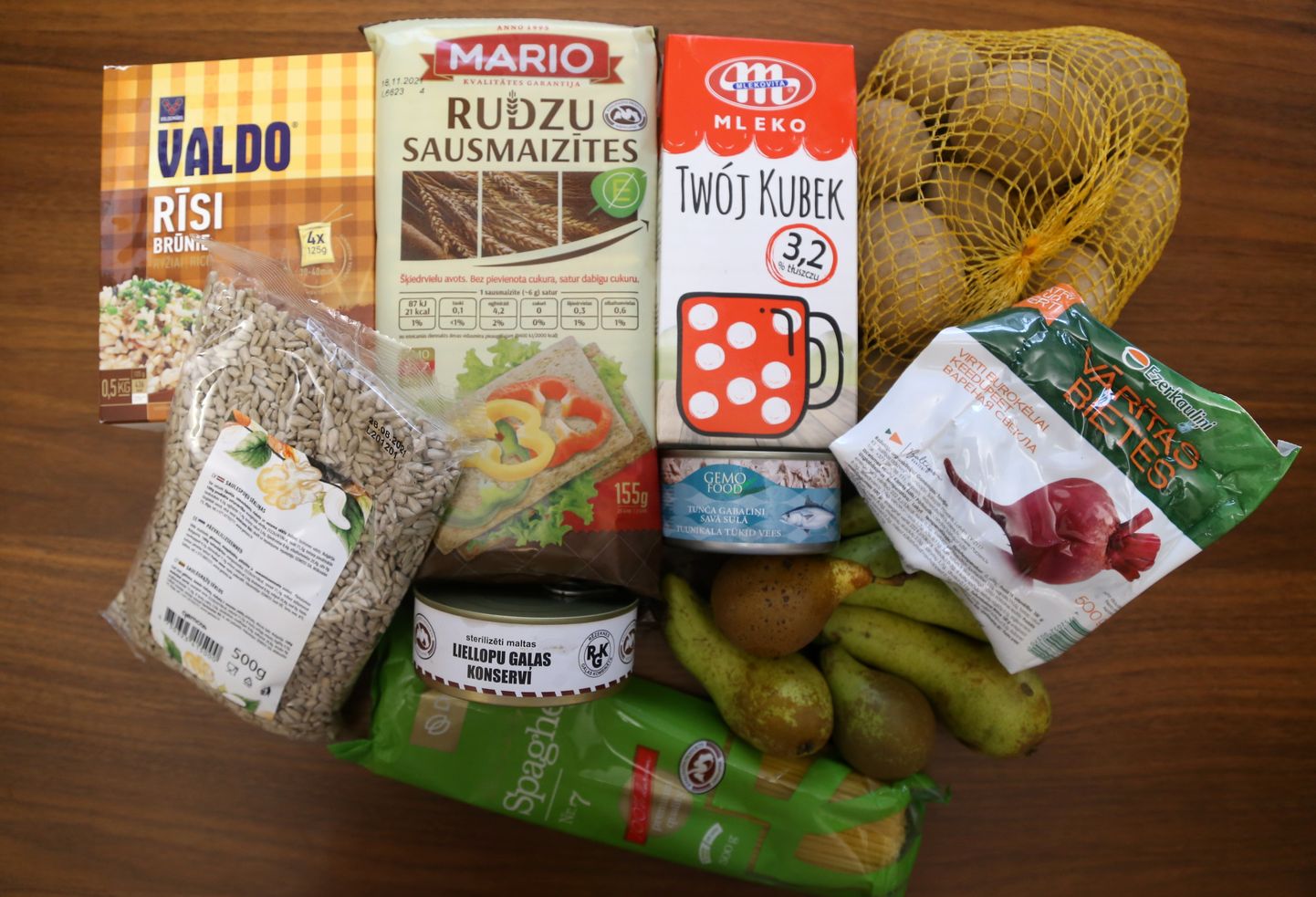 Produkti no Rīgas skolēnu pārtikas pakas, kas tiek izsniegtas attālināto mācību laikā Covid-19 izraisōītās pandēmijas laikā