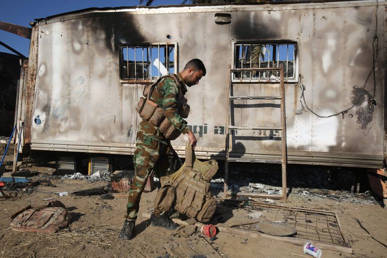 Iraagi rahvamobilisatsioonijõudude sõdur uurimas Mukaishefahis paika, kus Islamiriigi võitlejad 2. mail rünnaku korraldasid