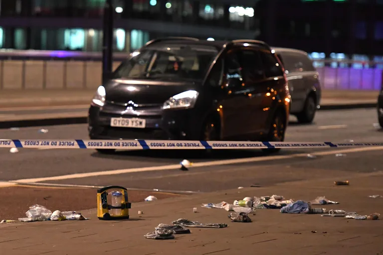 Risu ja auto Londoni sillal.