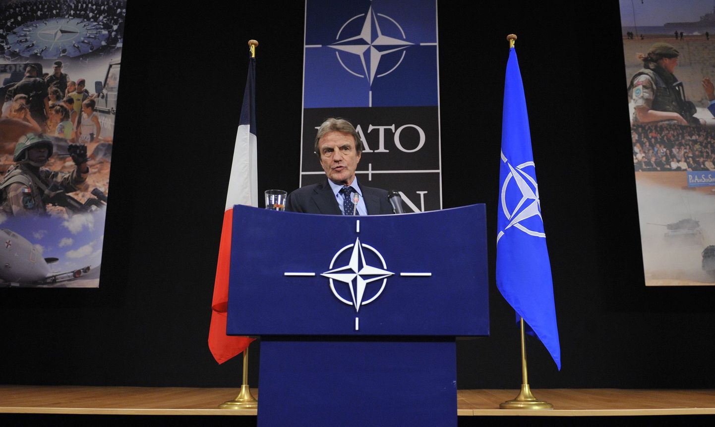 Prantsuse välisminister Bernard Kouchner kõnelemas pressikonverentsil NATO peakorteris.