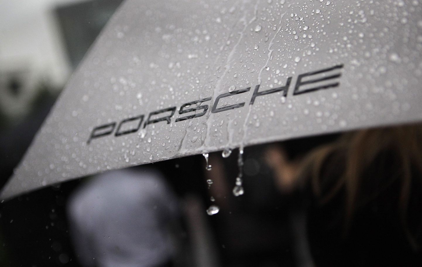 Porsche kirjaga vihmavari