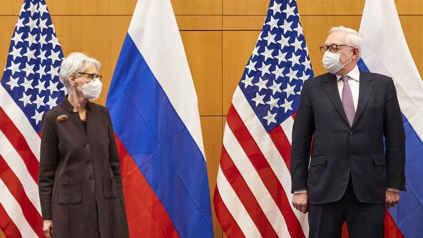 Заместитель госсекретаря США Уэнди Шерман (слева) и замглавы МИД России Сергей Рябков на переговорах в Женеве.