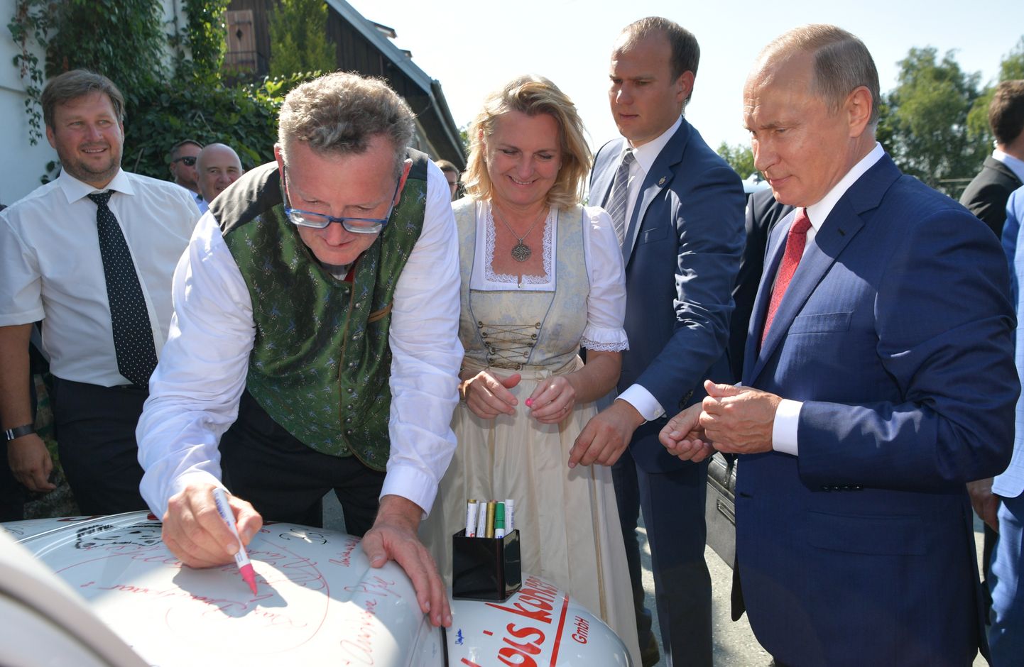 Venemaa president Vladimir Putin (paremal) Austria välisministri Karin Kneissli (keskel) pulmas.