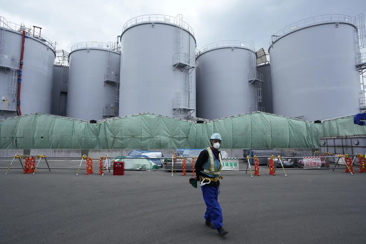 Saastunud vee mahutid tsunami tõttu rikutud Fukushima Daiichi tuumaelektrijaamas.