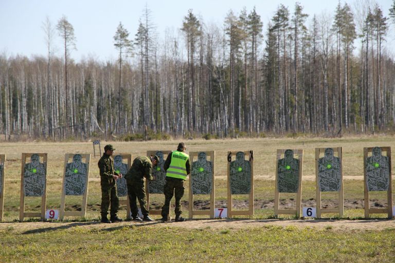 220 riigikaitseõpetust tudeerivat õpilast veetis kolm päeva Kaitseliidu Pärnumaa maleva korraldatud laagris.