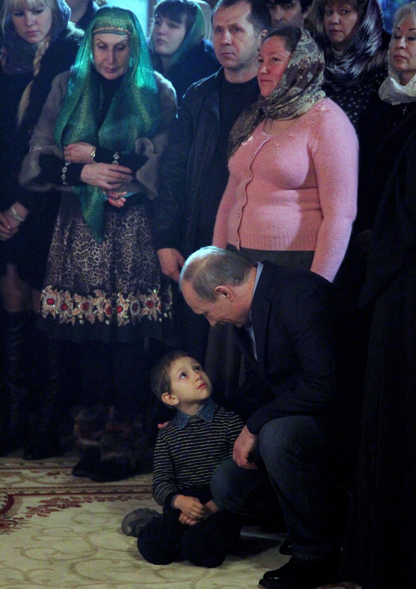 Vladimir Putin Sotšis asuvas kloostris jumalateenistusel väikese poisiga vestlemas
